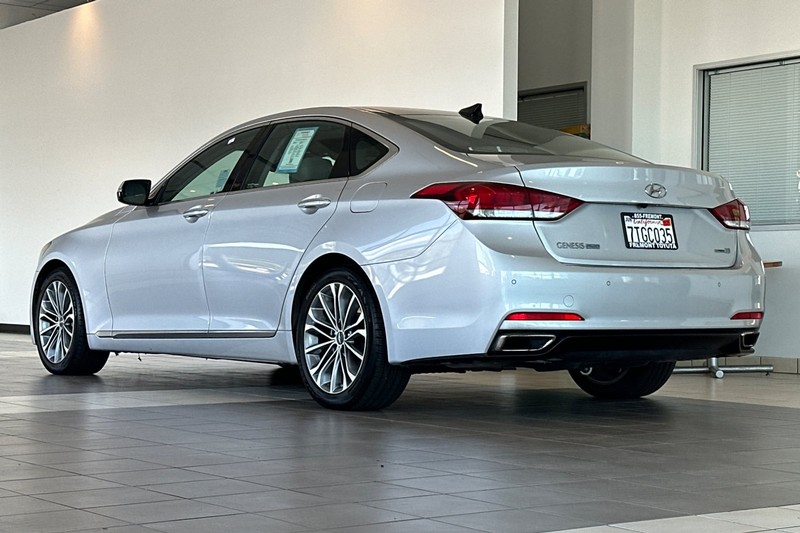 Hyundai Genesis Vehicle Full-screen Gallery Image 06