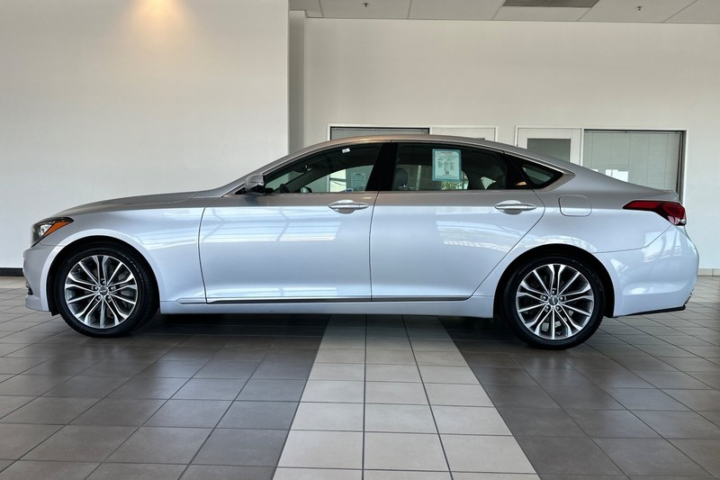 Hyundai Genesis Vehicle Full-screen Gallery Image 07