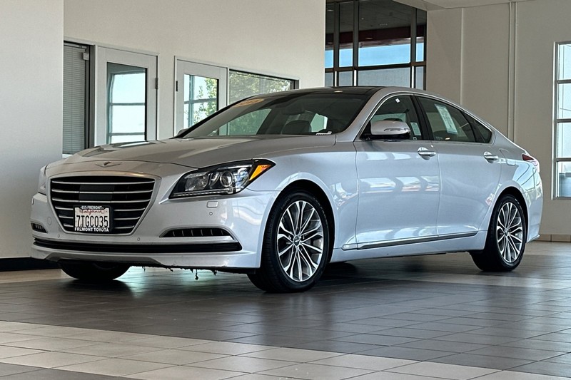 Hyundai Genesis Vehicle Full-screen Gallery Image 08