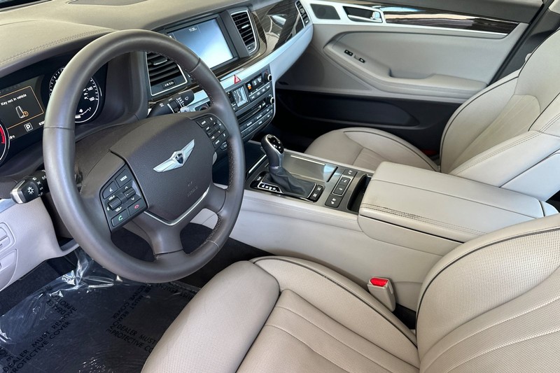 Hyundai Genesis Vehicle Full-screen Gallery Image 10
