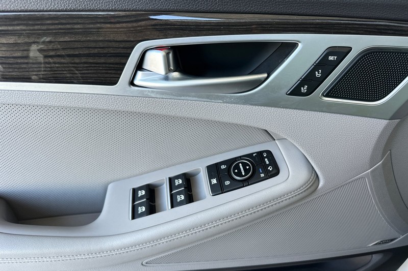 Hyundai Genesis Vehicle Full-screen Gallery Image 11