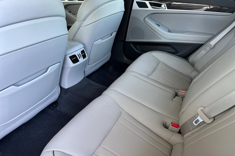 Hyundai Genesis Vehicle Full-screen Gallery Image 12