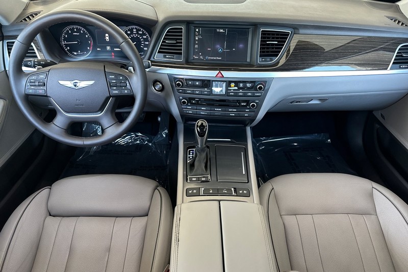 Hyundai Genesis Vehicle Full-screen Gallery Image 13