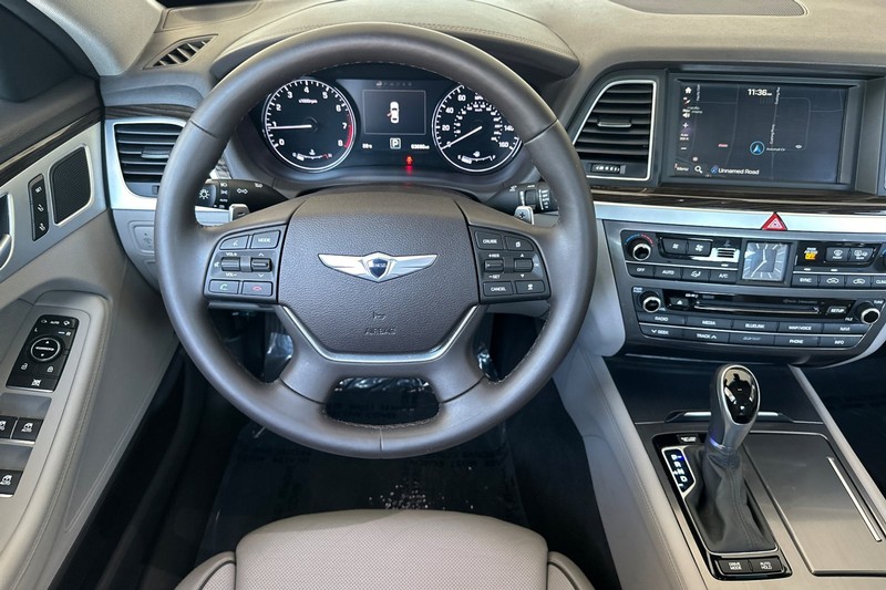 Hyundai Genesis Vehicle Full-screen Gallery Image 14