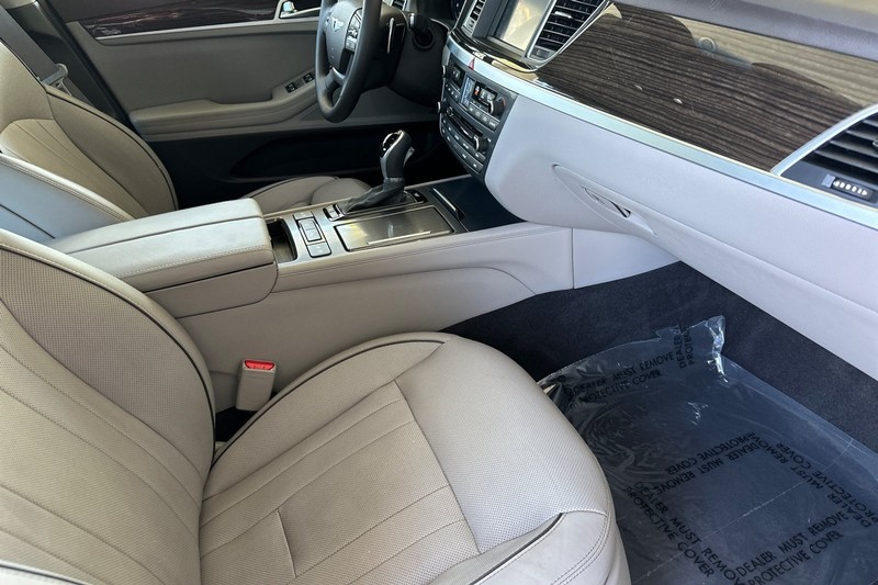 Hyundai Genesis Vehicle Full-screen Gallery Image 15