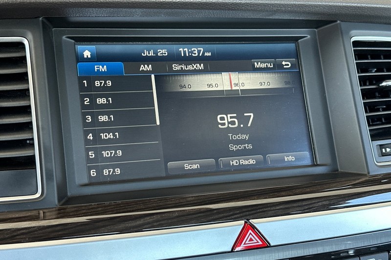 Hyundai Genesis Vehicle Full-screen Gallery Image 17