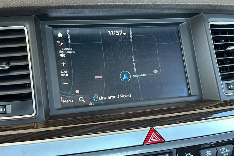Hyundai Genesis Vehicle Full-screen Gallery Image 18