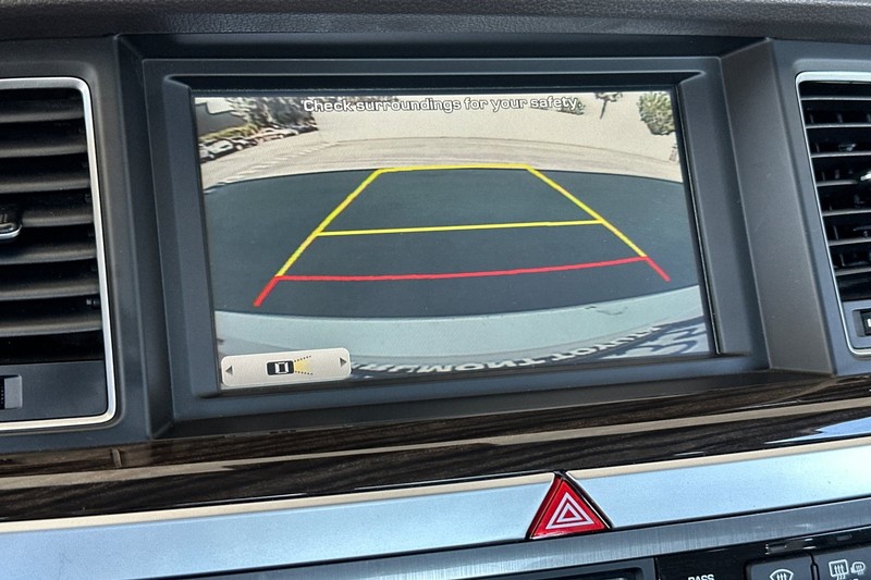 Hyundai Genesis Vehicle Full-screen Gallery Image 19