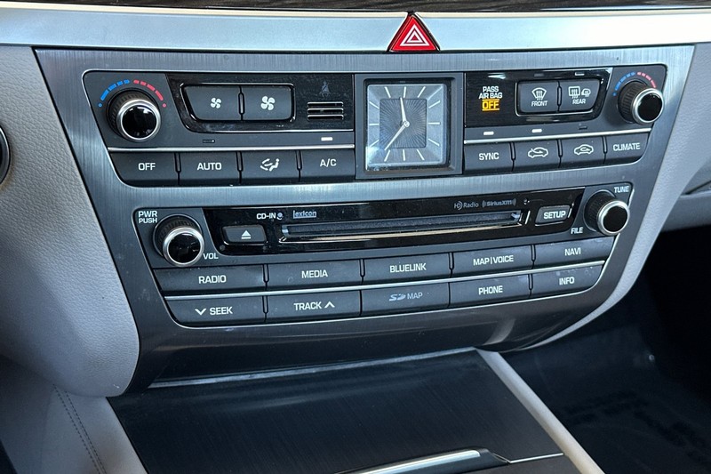 Hyundai Genesis Vehicle Full-screen Gallery Image 20