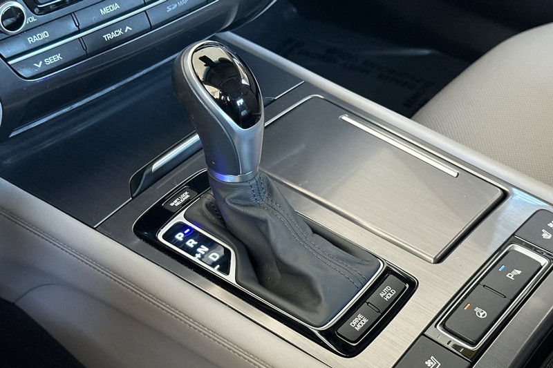 Hyundai Genesis Vehicle Full-screen Gallery Image 21
