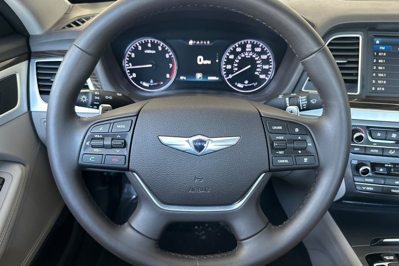 Hyundai Genesis Vehicle Full-screen Gallery Image 23