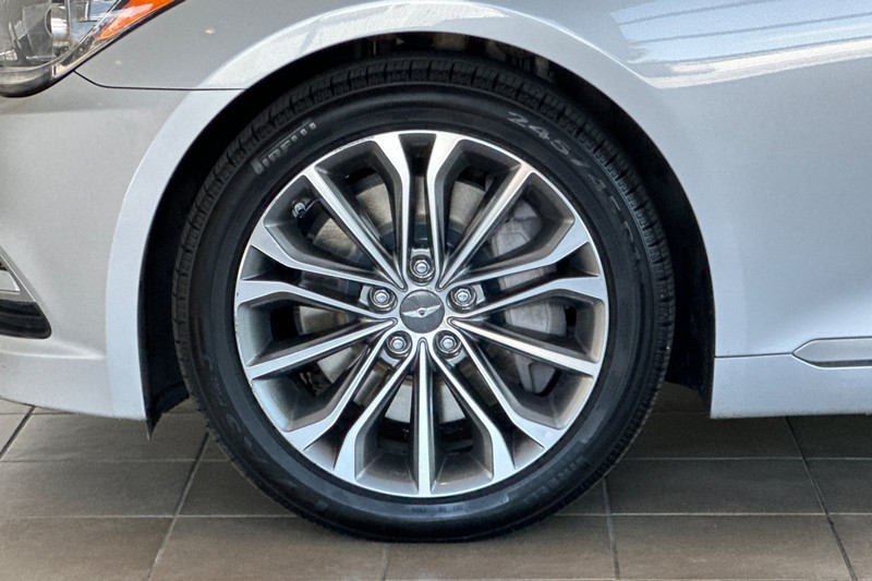 Hyundai Genesis Vehicle Full-screen Gallery Image 26