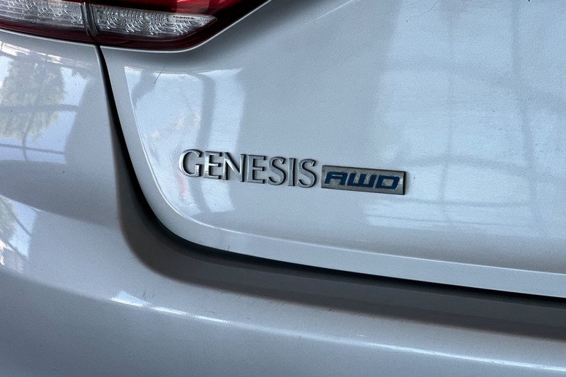 Hyundai Genesis Vehicle Full-screen Gallery Image 27