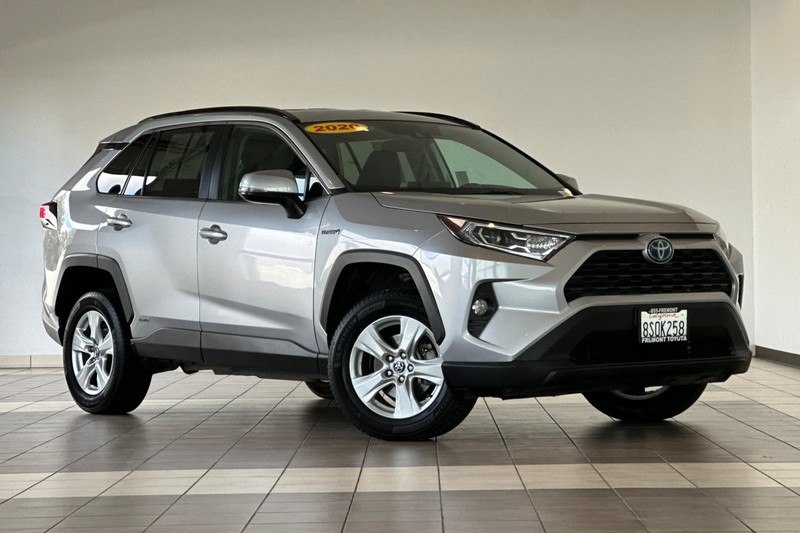 Toyota RAV4 Hybrid Vehicle Full-screen Gallery Image 02