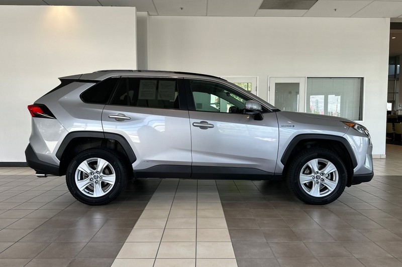 Toyota RAV4 Hybrid Vehicle Full-screen Gallery Image 03