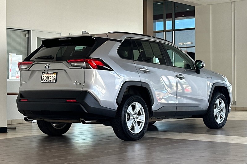 Toyota RAV4 Hybrid Vehicle Full-screen Gallery Image 04