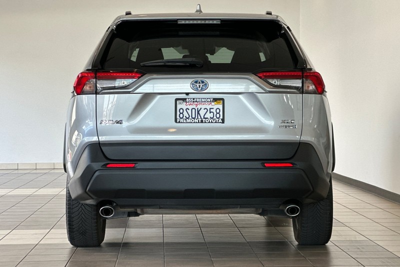 Toyota RAV4 Hybrid Vehicle Full-screen Gallery Image 05