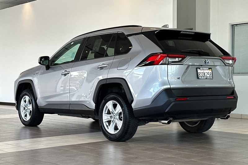 Toyota RAV4 Hybrid Vehicle Full-screen Gallery Image 06