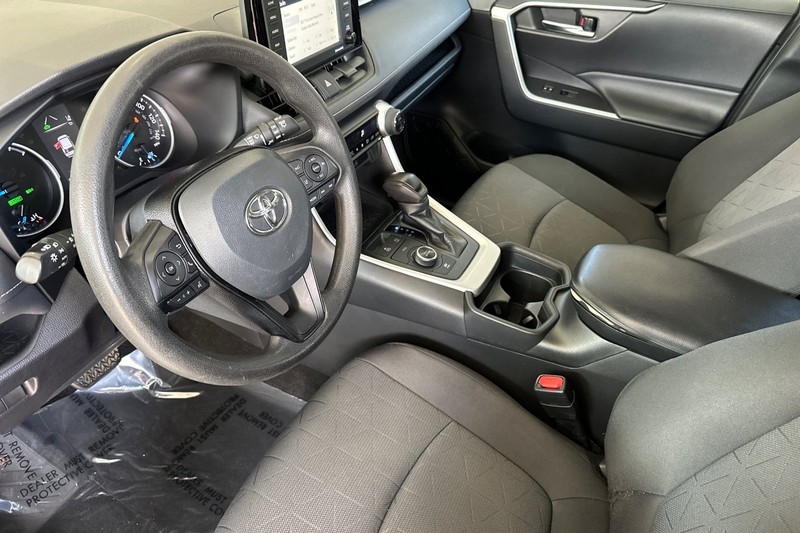 Toyota RAV4 Hybrid Vehicle Full-screen Gallery Image 10