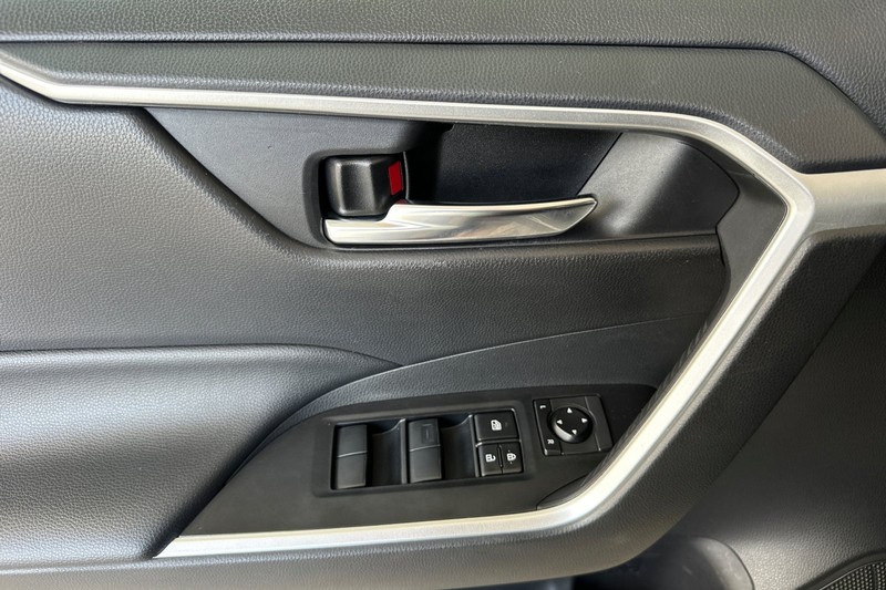 Toyota RAV4 Hybrid Vehicle Full-screen Gallery Image 11