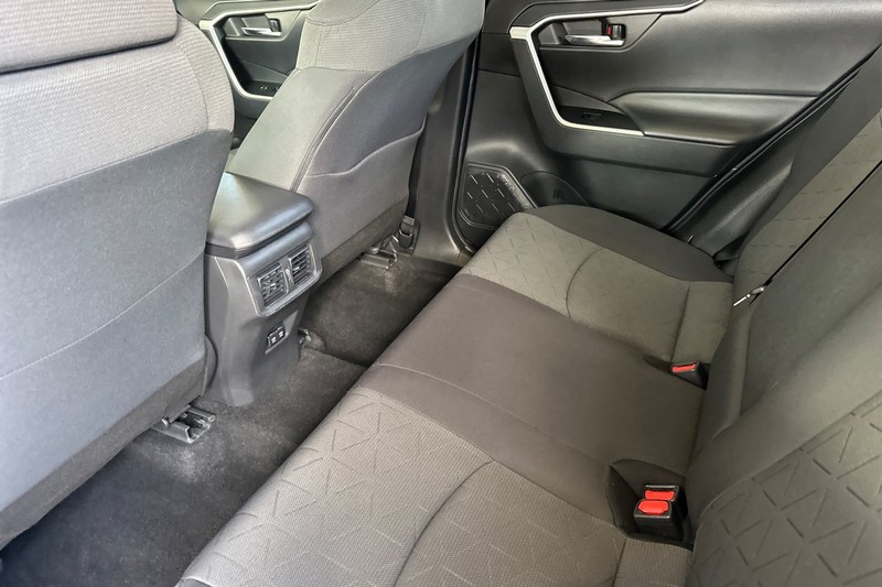 Toyota RAV4 Hybrid Vehicle Full-screen Gallery Image 12