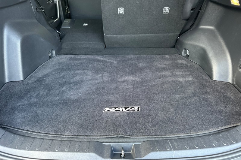 Toyota RAV4 Hybrid Vehicle Full-screen Gallery Image 15