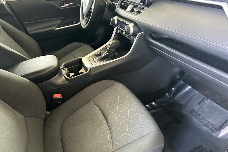 Toyota RAV4 Hybrid Vehicle Full-screen Gallery Image 16