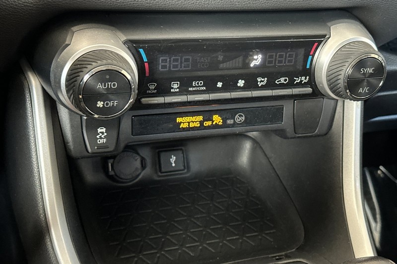 Toyota RAV4 Hybrid Vehicle Full-screen Gallery Image 20
