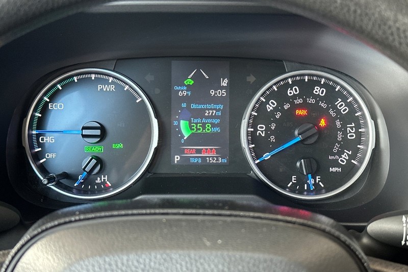 Toyota RAV4 Hybrid Vehicle Full-screen Gallery Image 24