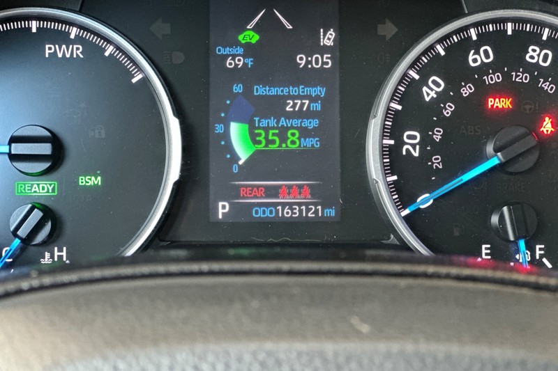 Toyota RAV4 Hybrid Vehicle Full-screen Gallery Image 25