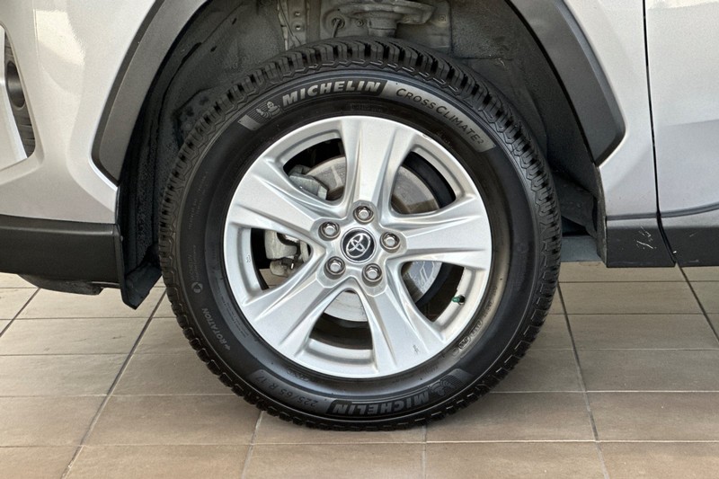 Toyota RAV4 Hybrid Vehicle Full-screen Gallery Image 26
