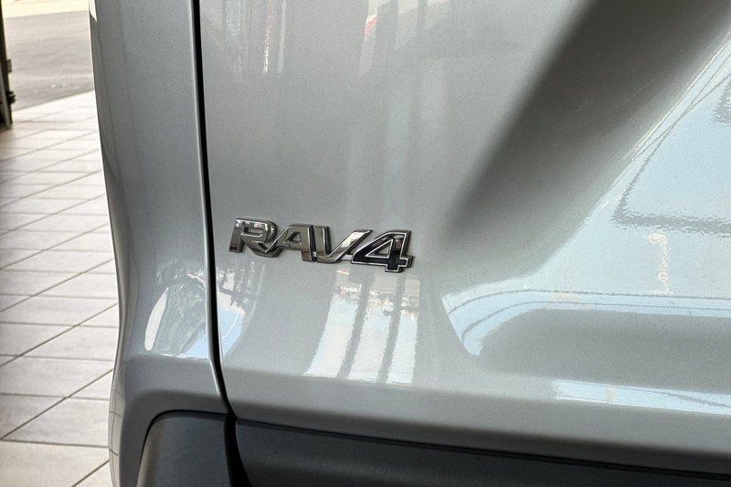 Toyota RAV4 Hybrid Vehicle Full-screen Gallery Image 27