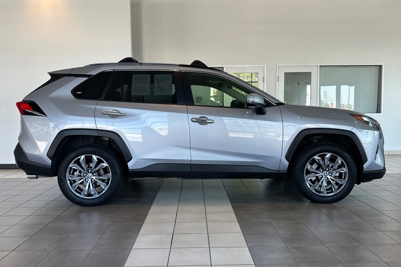 Toyota RAV4 Vehicle Full-screen Gallery Image 03