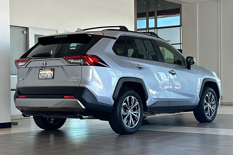 Toyota RAV4 Vehicle Full-screen Gallery Image 04