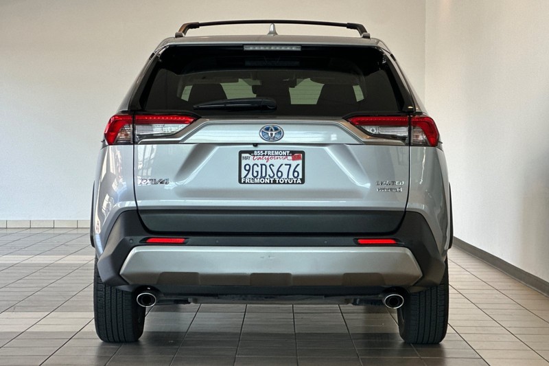 Toyota RAV4 Vehicle Full-screen Gallery Image 05