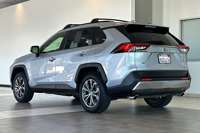 Toyota RAV4 Vehicle Full-screen Gallery Image 06