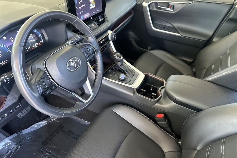 Toyota RAV4 Vehicle Full-screen Gallery Image 10