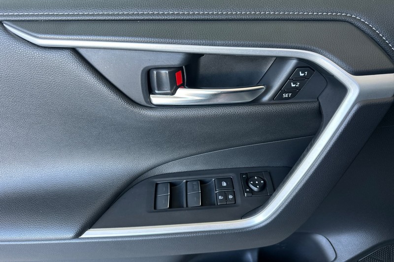 Toyota RAV4 Vehicle Full-screen Gallery Image 11