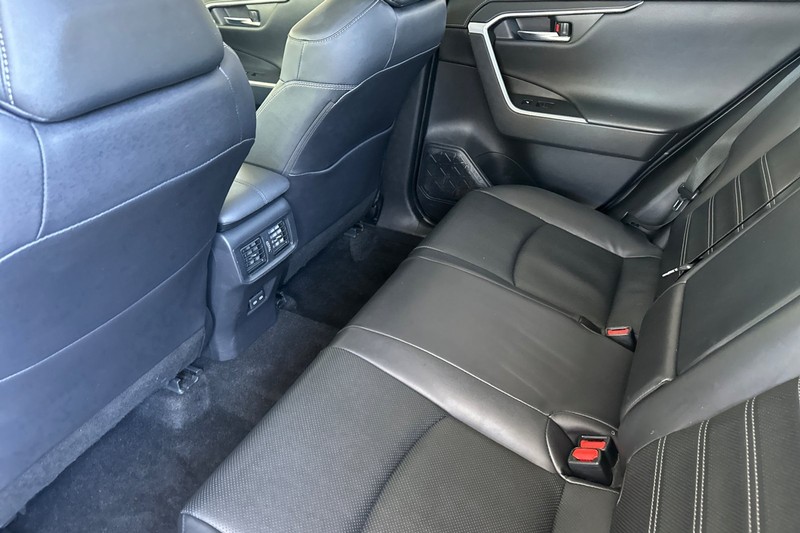 Toyota RAV4 Vehicle Full-screen Gallery Image 12
