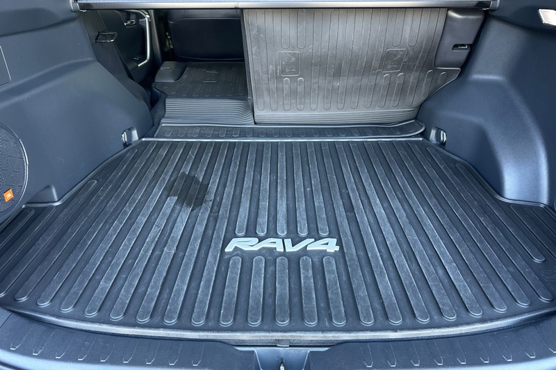 Toyota RAV4 Vehicle Full-screen Gallery Image 15