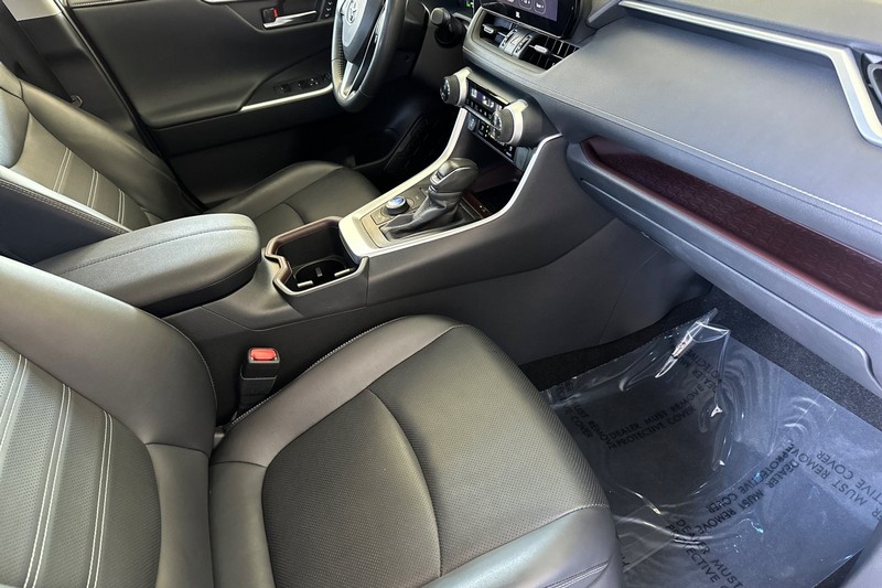 Toyota RAV4 Vehicle Full-screen Gallery Image 16
