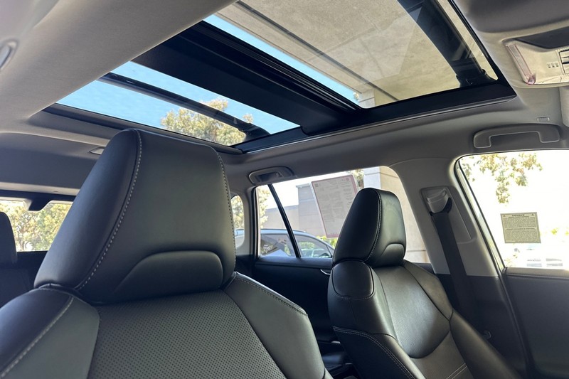 Toyota RAV4 Vehicle Full-screen Gallery Image 17