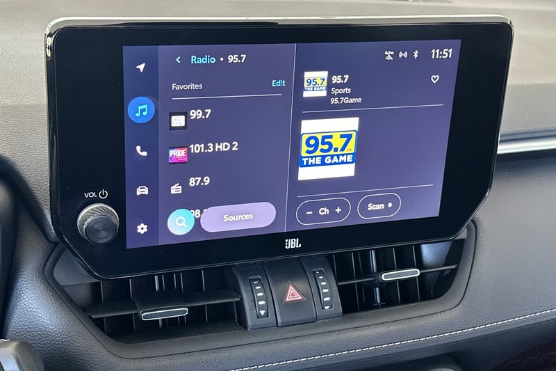 Toyota RAV4 Vehicle Full-screen Gallery Image 18