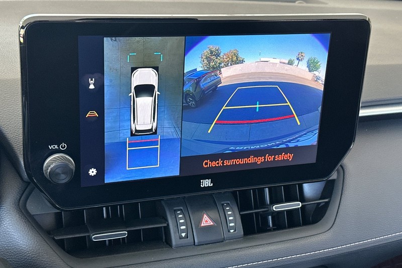 Toyota RAV4 Vehicle Full-screen Gallery Image 19