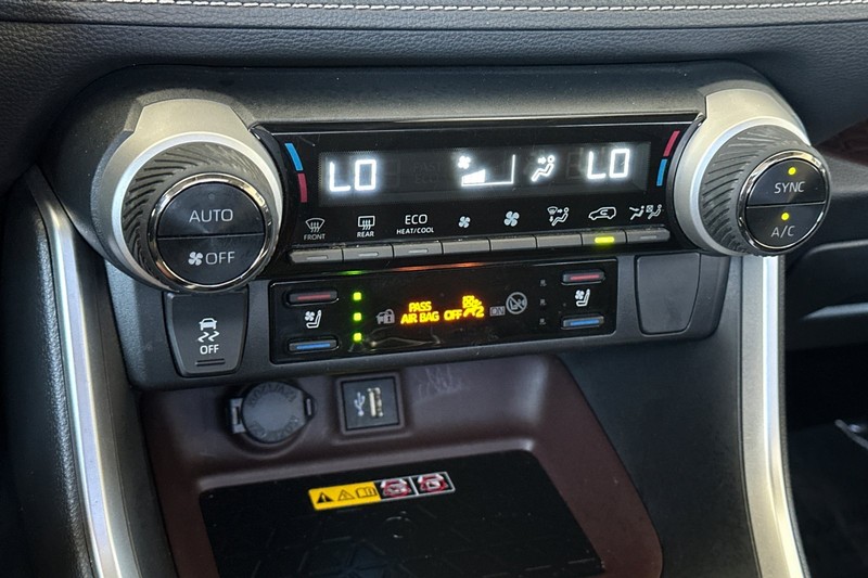 Toyota RAV4 Vehicle Full-screen Gallery Image 20