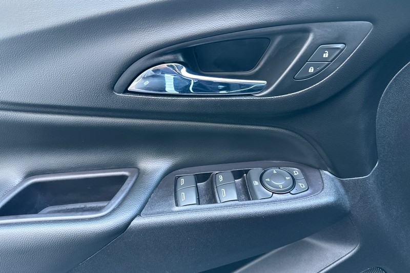 Chevrolet Equinox Vehicle Full-screen Gallery Image 11