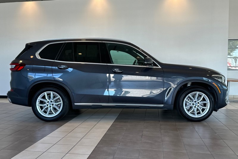 BMW X5 Vehicle Full-screen Gallery Image 03