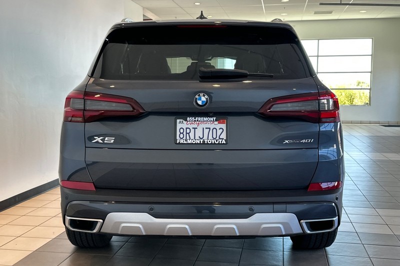 BMW X5 Vehicle Full-screen Gallery Image 05