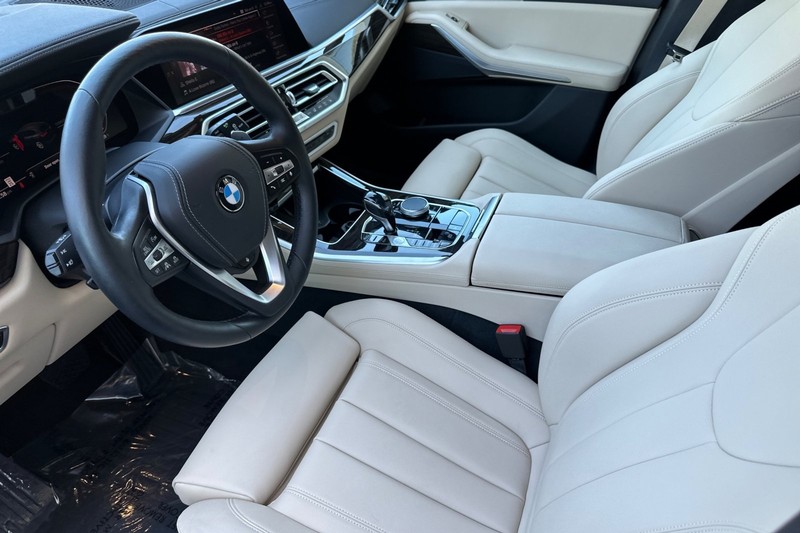 BMW X5 Vehicle Full-screen Gallery Image 10