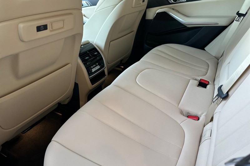BMW X5 Vehicle Full-screen Gallery Image 12